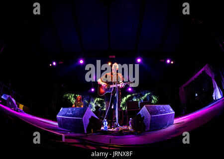 Milano, Italia. 5 agosto 2017. Billy Bragg suona dal vivo al carroponte © Roberto Finizio / Alamy Live News Foto Stock