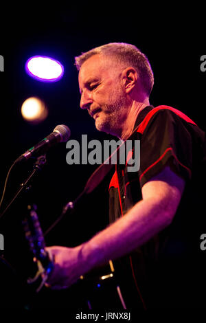 Milano, Italia. 5 agosto 2017. Billy Bragg suona dal vivo al carroponte © Roberto Finizio / Alamy Live News Foto Stock