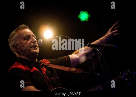 Milano, Italia. 5 agosto 2017. Billy Bragg suona dal vivo al carroponte © Roberto Finizio / Alamy Live News Foto Stock