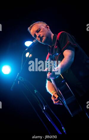 Milano, Italia. 5 agosto 2017. Billy Bragg suona dal vivo al carroponte © Roberto Finizio / Alamy Live News Foto Stock