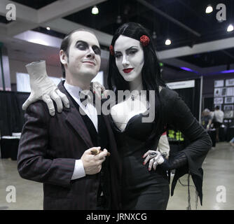 Los Angeles, Stati Uniti d'America. 5 Ago, 2017. I partecipanti vestiti da Gomez e Morticia Addams posa per foto a spaventare la, la Los Angeles Estate Halloween convention di Los Angeles, California, Stati Uniti, e il Agosto 5, 2017. Credito: Javier Rojas/Xinhua/Alamy Live News Foto Stock