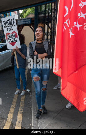 Londra, Regno Unito. Il 4° agosto 2017. Londra, Regno Unito. 4 agosto 2017. La gente in attesa per l'inizio del mese di marzo dal Broadwater Farm per un rally a Tottenham stazione di polizia ricordando la morte di Mark Duggan il sesto anniversario della sua uccisione da parte della polizia, e anche la polizia uccisione di altri membri della comunità di Tottenham - Cynthia Jarrett, Gioia Gardner, Roger Sylvester, Mark Duggan e Jermaine Baker e il recente assassinio di Rashan Charles, Darren Cumberbatch e Edson da Costa. Guidato da Stafford Scott, vi era la poesia, un minuto di silenzio e di discorsi pronunciati dai membri della famiglia come pure gli attivisti locali, Foto Stock