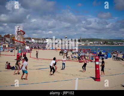 Weymouth Dorset, Regno Unito. Il 6 agosto 2017. Vacanze godendo di una Domenica sulla spiaggia su una ventilata giornata soleggiata sulla costa sud. Credito: DTNews/Alamy Live News Foto Stock