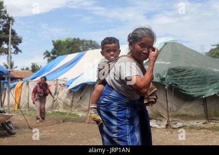 Il nord di Sumatra, Indonesia. Il 6 agosto, 2017. Una donna anziana sta al di fuori di un campo di rifugiati in Karo, nel nord di Sumatra, Indonesia, il 6 agosto 2017. Più di duemila famiglie sono stati allontanati dalla eruttando Mount Sinabung in Indonesia. Credito: Andry Ginting/Xinhua/Alamy Live News Foto Stock