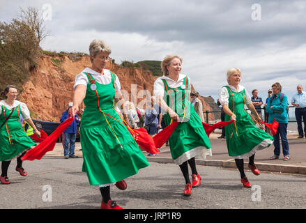 Sidmouth, Regno Unito. 6 agosto 2017. Danza tradizionale visualizza sul lungomare di Sidmouth durante la città annuale della settimana della musica folk. Sidmouth Folk Week Festival prosegue fino a quando il 11 agosto. Credit: Foto centrale/Alamy Live News Foto Stock
