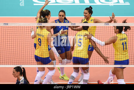 Nanjing, cinese della provincia di Jiangsu. Il 6 agosto, 2017. I giocatori del Brasile celebrare rigature durante il match finale della FIVB World Grand Prix 2017 Finals contro l'Italia in Nanjing East cinese della provincia di Jiangsu, il 6 agosto 2017. Credito: Yang Lei/Xinhua/Alamy Live News Foto Stock