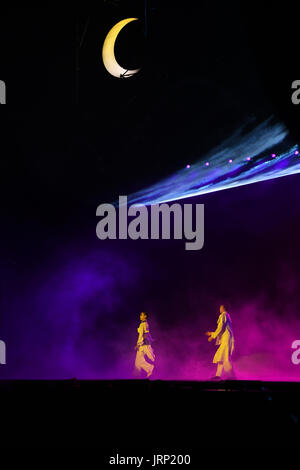 Chongqing. 5 Ago, 2017. Attori eseguire durante la premiere di un dramma musicale circa fata a Xiannyushan zona turistica nel sud-ovest della Cina di Chongqing, e il Agosto 5, 2017. Credito: Wang Quanchao/Xinhua/Alamy Live News Foto Stock