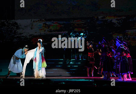 Chongqing. 5 Ago, 2017. Attori eseguire durante la premiere di un dramma musicale circa fata a Xiannyushan zona turistica nel sud-ovest della Cina di Chongqing, e il Agosto 5, 2017. Credito: Wang Quanchao/Xinhua/Alamy Live News Foto Stock