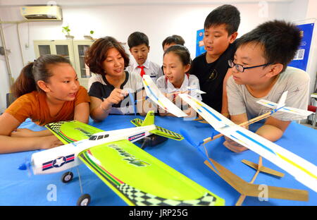 Handan cinese nella provincia di Hebei. Il 6 agosto, 2017. Un insegnante introduce la conoscenza di base di un modello di piano in una scuola primaria in Handan, nel nord della Cina di nella provincia di Hebei, il 6 agosto 2017. Il locale Dipartimento Educazione offre varie classi di arricchire bambini vacanza estiva. Credito: Mu Yu/Xinhua/Alamy Live News Foto Stock