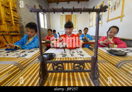 Handan cinese nella provincia di Hebei. Il 6 agosto, 2017. Gli studenti fanno pratica con la calligrafia in una scuola primaria in Handan, nel nord della Cina di nella provincia di Hebei, il 6 agosto 2017. Il locale Dipartimento Educazione offre varie classi di arricchire bambini vacanza estiva. Credito: Mu Yu/Xinhua/Alamy Live News Foto Stock