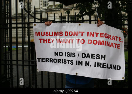 Belfast, Regno Unito. 06 Ago, 2017. Un manifestante detiene un anti islamica di credito banner: Conall Kearney/Alamy Live News Foto Stock