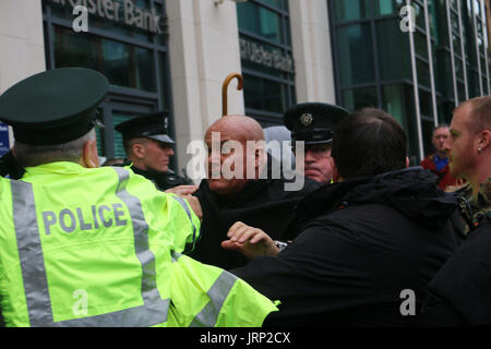 Belfast, Regno Unito. 06 Ago, 2017. Un uomo è trattenuto dalla polizia dopo che un oggetto è stato gettato in un Gran Bretagna primo rally a Belfast Credit: Conall Kearney/Alamy Live News Foto Stock