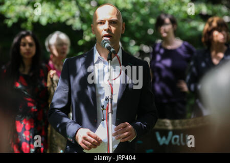 Londra, Regno Unito. 6 agosto 2017. Pablo Roldan, Terzo Segretario dell'Ambasciata del Paese sudamericano a Londra, indirizzi pace gli attivisti che frequentano l annuale Giornata di Hiroshima anniversario in Tavistock Square, accanto all'Hiroshima commemorativo ciliegio. Credito: Mark Kerrison/Alamy Live News Foto Stock