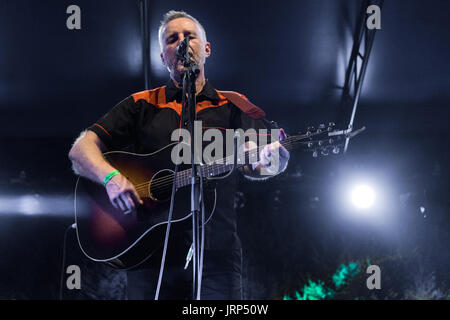 Milano, Italia. 5 agosto 2017. Billy Bragg presenta il suo nuovo album "hine una luce" durante una performance live. Credito: Luca Quadrio/Alamy Live News Foto Stock