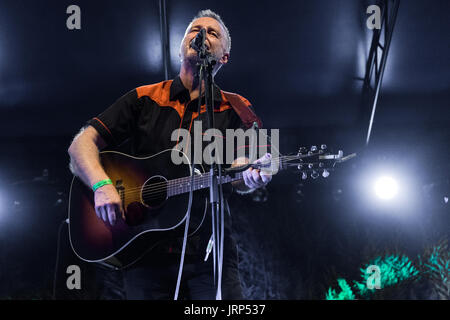 Milano, Italia. 5 agosto 2017. Billy Bragg presenta il suo nuovo album "hine una luce" durante una performance live. Credito: Luca Quadrio/Alamy Live News Foto Stock