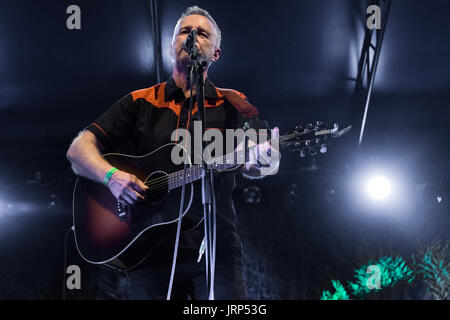 Milano, Italia. 5 agosto 2017. Billy Bragg presenta il suo nuovo album "hine una luce" durante una performance live. Credito: Luca Quadrio/Alamy Live News Foto Stock