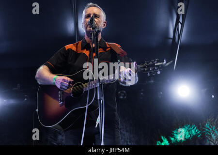 Milano, Italia. 5 agosto 2017. Billy Bragg presenta il suo nuovo album "hine una luce" durante una performance live. Credito: Luca Quadrio/Alamy Live News Foto Stock