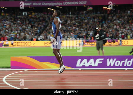 Londra, Regno Unito. 5 Ago, 2017. CHRISTIAN COLEMAN (USA), 21, Pogo's per la gioia, come egli legge scheda punteggio per confermare che egli ha appena vinto la medaglia d'argento a la mens 100m durante la finale di Londra 2017 mondiali IAAF Campionato atletico presso la Queen Elizabeth Olympic Park il giorno due del più grande evento sportivo di 2017. Credito: Scott Kiernan Mc/ZUMA filo/Alamy Live News Foto Stock