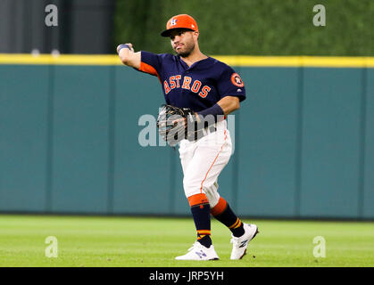 6 agosto 2017: Houston Astros secondo baseman Jose Altuve (27) genera alla prima base per un out nel primo inning durante la MLB gioco tra il Toronto Blue Jays e Houston Astros al Minute Maid Park a Houston, TX. John Glaser/CSM. Foto Stock