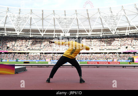 Londra, Gran Bretagna. 06 Ago, 2017. Usain Bolt della Giamaica (3rd) alla vittoria dopo la cerimonia degli uomini 100 m finale a la IAAF Campionati del Mondo di atletica leggera presso lo Stadio Olimpico di Londra, UK, 6 Agosto 2017 foto: Rainer Jensen/dpa/Alamy Live News Foto Stock