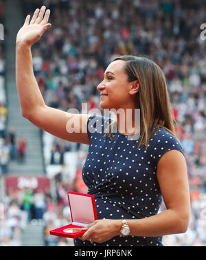 Londra, Regno Unito. 06 Ago, 2017. Londra, Regno Unito. 6 agosto 2017. Jessica Ennis-Hill riceve la sua riassegnati eptathlon oro dalla IAAF 2011 Campionati del Mondo di Daegu, presentato da Lord Sebastian Coe il giorno tre della IAAF London 2017 Campionati del mondo presso il London Stadium. Credito: Paolo Davey/Alamy Live News Credito: Paolo Davey/Alamy Live News Credito: Paolo Davey/Alamy Live News Foto Stock