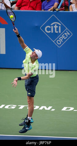 Washington DC, Stati Uniti d'America. 06 Ago, 2017. Kevin Anderson (RSA) serve durante la partita finale al 2017 Citi Open Tennis Tournament essendo suonato al Rock Creek Park Tennis Center di Washington, DC Credito: Justin Cooper/CSM/Alamy Live News Foto Stock