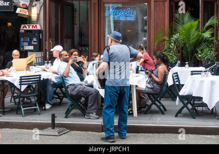 Suonatore di fisarmonica fuori dal ristorante Angelo's su Mulberry Street in Little Italy a New York City Foto Stock