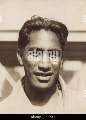 Duke Kahanamoku Paoa (1890-1968), spesso indicato semplicemente come "Il Duca", era un nativo lengendary surfista Hawaiano considerato come il padre della moderna surf. Egli è stato anche un cinque volte medaglia olimpica nel nuoto che hanno gareggiato nel 1912, 1920, e 1924 Olimpiadi di estate, nonché un supplente per gli Stati Uniti la pallanuoto team al 1932 Olimpiadi. Kahanamoku è incluso in Swimming Hall of Fame, il Surfing Hall of Fame, e gli Stati Uniti Olympic Hall of Fame. (Nella foto qui c1924) Foto Stock