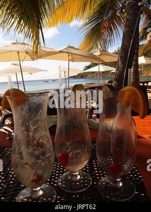 Tre vuoto punch al rum bicchieri in un ristorante sulla spiaggia, tabella, Crocus Bay, Anguilla BWI. Foto Stock