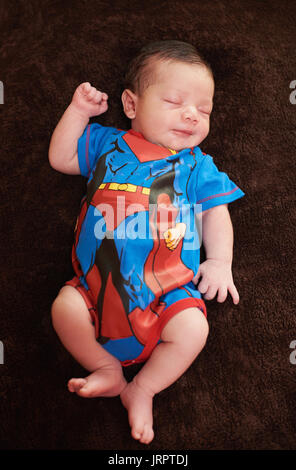 Il neonato in costume vestito dormire in coperta Foto Stock