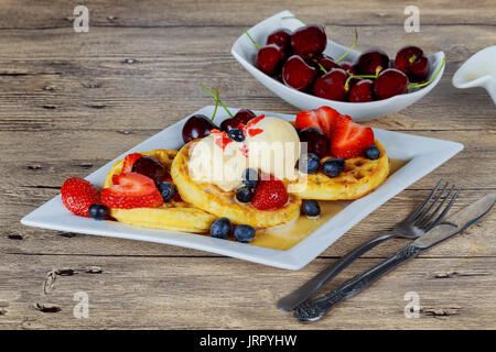 Wafers con mirtilli di fragole e gelato di frutta mista waffle con gelato Foto Stock