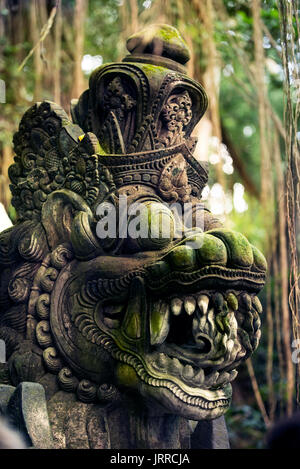 Scary donna scultura con moss al sacro Santuario della Foresta delle Scimmie di Ubud Bali Indonesia Foto Stock