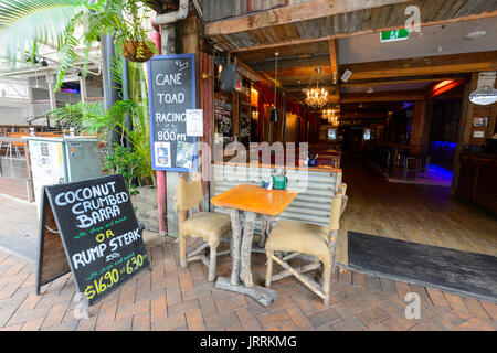 La parte anteriore del ferro da stiro Bar ristorante e la canna da zucchero toad racing, Macrossan Street, Port Douglas, estremo Nord Queensland, FNQ, QLD, Australia Foto Stock