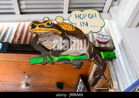 Segno pubblicità Rospo canna Racing al ferro da stiro Bar ristorante, Macrossan Street, Port Douglas, estremo Nord Queensland, FNQ, QLD, Australia Foto Stock