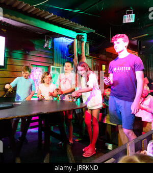 La canna da zucchero Toad Racing serata presso il ferro Bar ristorante, Macrossan Street, Port Douglas, estremo Nord Queensland, FNQ, QLD, Australia Foto Stock
