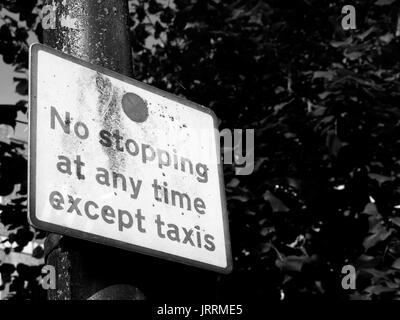 Nessun arresto in qualsiasi momento tranne i taxi cartello stradale montato su Lampione, coperto dal Regno Unito il traffico stradale regolamento act 1984 Foto Stock