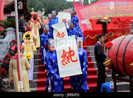 HAI DUONG, Vietnam, febbraio, 15: gruppo di persone in costume tradizionale dare lettere al santo nel nuovo anno a Chu Van un festival in febbraio, Foto Stock