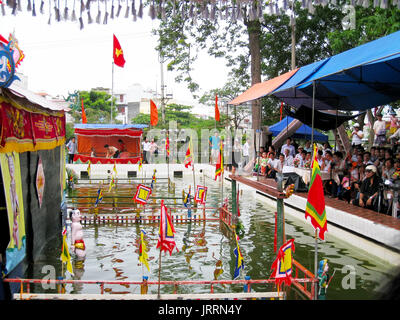 HAI DUONG, Vietnam, 19 Luglio: la gente guarda acqua spettacolo di marionette di Hai Duong il 7 luglio 2013 di Hai Duong, Vietnam. acqua marionetta è unica arte popolare nella vie Foto Stock