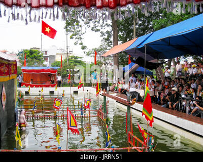 HAI DUONG, Vietnam, 19 Luglio: la gente guarda acqua spettacolo di marionette di Hai Duong il 7 luglio 2013 di Hai Duong, Vietnam. acqua marionetta è unica arte popolare nella vie Foto Stock