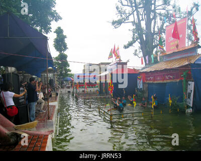 HAI DUONG, Vietnam, 19 Luglio: la gente guarda acqua spettacolo di marionette di Hai Duong il 7 luglio 2013 di Hai Duong, Vietnam. acqua marionetta è unica arte popolare nella vie Foto Stock