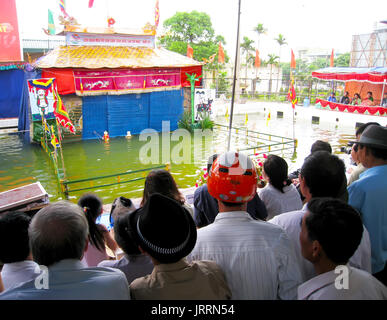 HAI DUONG, Vietnam, 19 Luglio: la gente guarda acqua spettacolo di marionette di Hai Duong il 7 luglio 2013 di Hai Duong, Vietnam. acqua marionetta è unica arte popolare nella vie Foto Stock