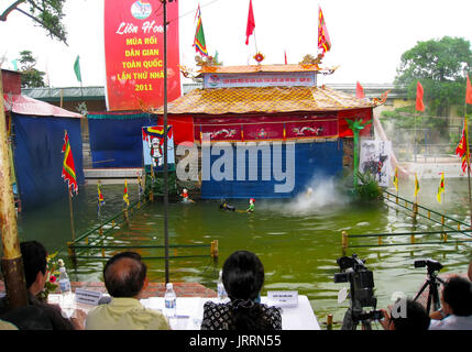 HAI DUONG, Vietnam, 19 Luglio: la gente guarda acqua spettacolo di marionette di Hai Duong il 7 luglio 2013 di Hai Duong, Vietnam. acqua marionetta è unica arte popolare nella vie Foto Stock