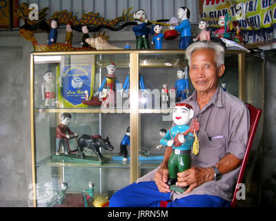 HAI DUONG, Vietnam, 19 Luglio: l'artista folk di Hong Phong acqua marionette e burattini in legno su luglio 7, 2013 in Thanh ha, Hai Duong, Vietnam. Hong Pho Foto Stock