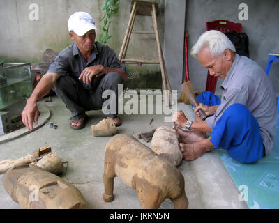 HAI DUONG, Vietnam, 19 Luglio: l'artista folk di Hong Phong burattini acqua fare burattini in legno su luglio 7, 2013 in Thanh ha, Hai Duong, Vietnam. Hong Ph Foto Stock