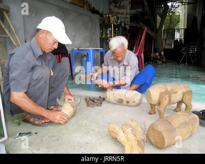 HAI DUONG, Vietnam, 19 Luglio: l'artista folk di Hong Phong burattini acqua fare burattini in legno su luglio 7, 2013 in Thanh ha, Hai Duong, Vietnam. Hong Ph Foto Stock