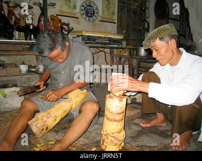 HAI DUONG, Vietnam, 19 Luglio: l'artista folk di Thanh Hai burattini acqua fare burattini in legno su luglio 7, 2013 in Thanh ha, Hai Duong, Vietnam. Il Thanh ha Foto Stock