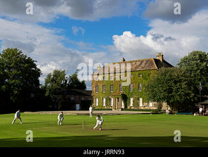 Partita di cricket nel villaggio di Crakehall, North Yorkshire, Inghilterra, Regno Unito Foto Stock