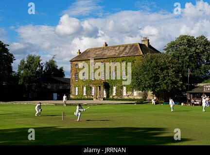 Partita di cricket nel villaggio di Crakehall, North Yorkshire, Inghilterra, Regno Unito Foto Stock