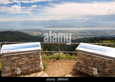 Vista panoramica sul lago Leman e le Alpi.dalla cima di La Dôle montagna. Foto Stock