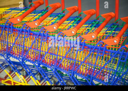 Molti negozi colorati carrelli di shopping insieme Foto Stock